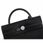Hermers' popular herbag 31cm is designed to be inspired by saddle bags. The body of the bag is made of canvas, and the inseam, shoulder straps and handle are made of leather. The appearance is very si