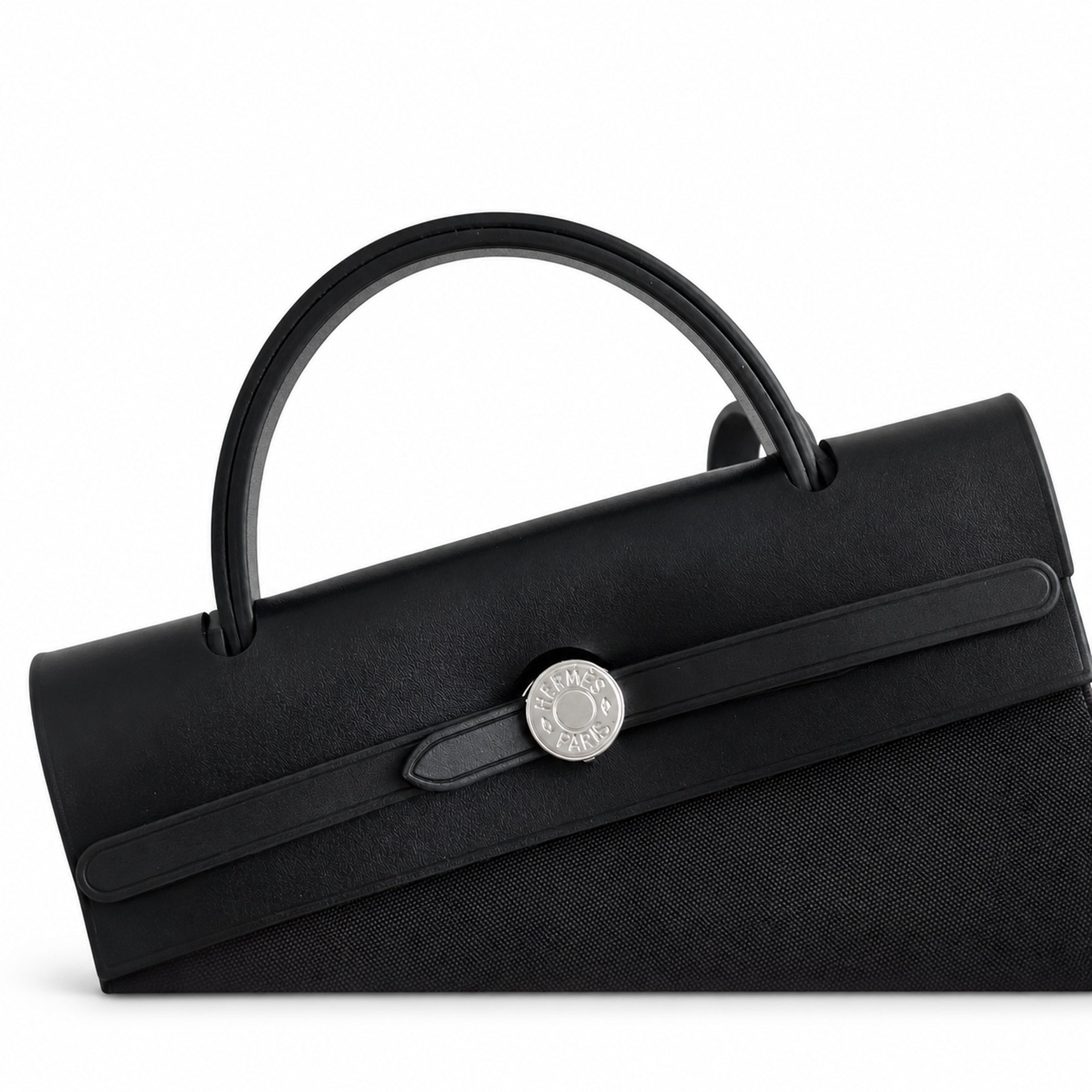 Hermers' popular herbag 31cm is designed to be inspired by saddle bags. The body of the bag is made of canvas, and the inseam, shoulder straps and handle are made of leather. The appearance is very si