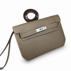 Kelly Depeches 25cm Epsom leather, 18 elephant gray, silver buckle, the most in-class men's handbag Depeches25. This leather is really unique. When paired with a shoulder strap, it instantly transform