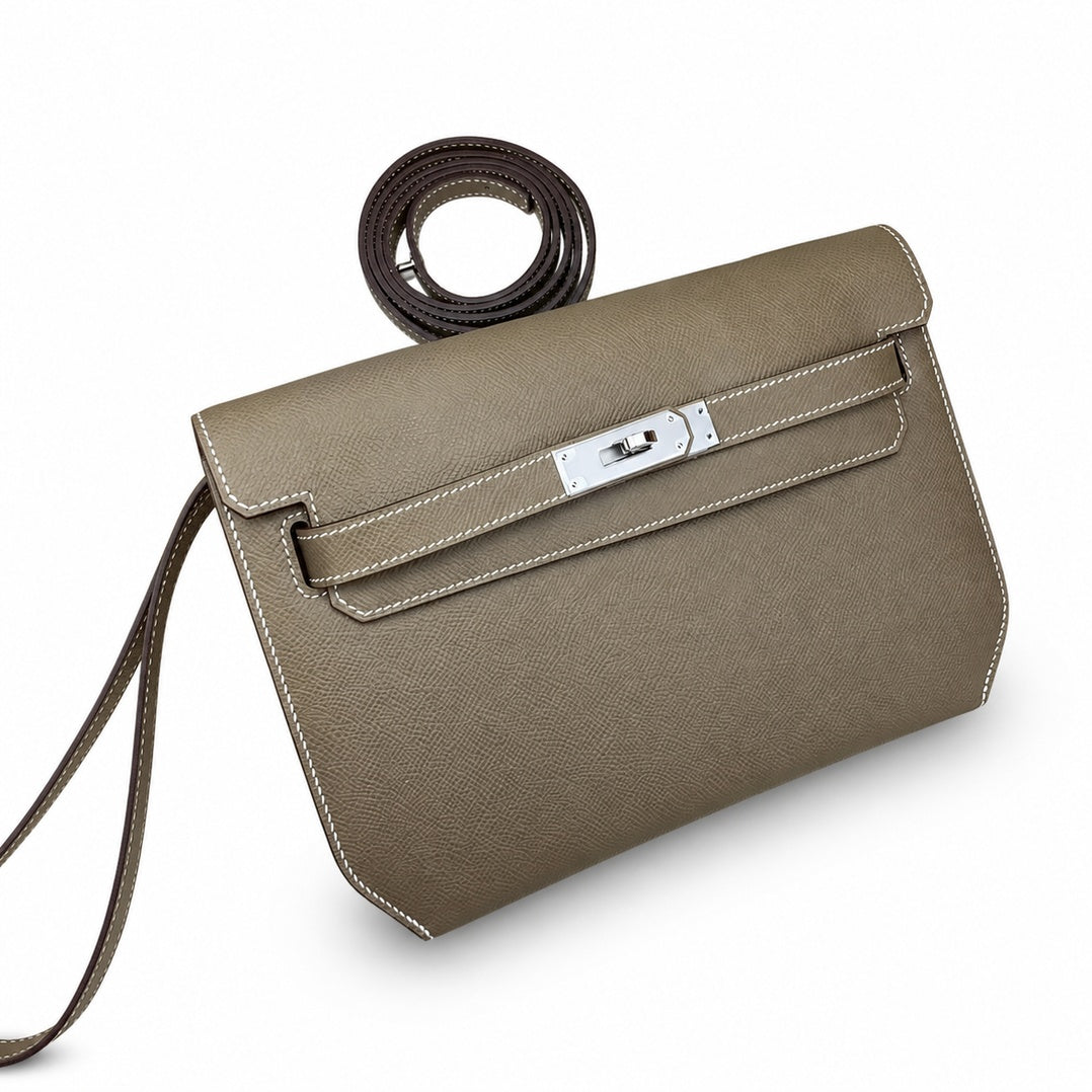 Kelly Depeches 25cm Epsom leather, 18 elephant gray, silver buckle, the most in-class men's handbag Depeches25. This leather is really unique. When paired with a shoulder strap, it instantly transform