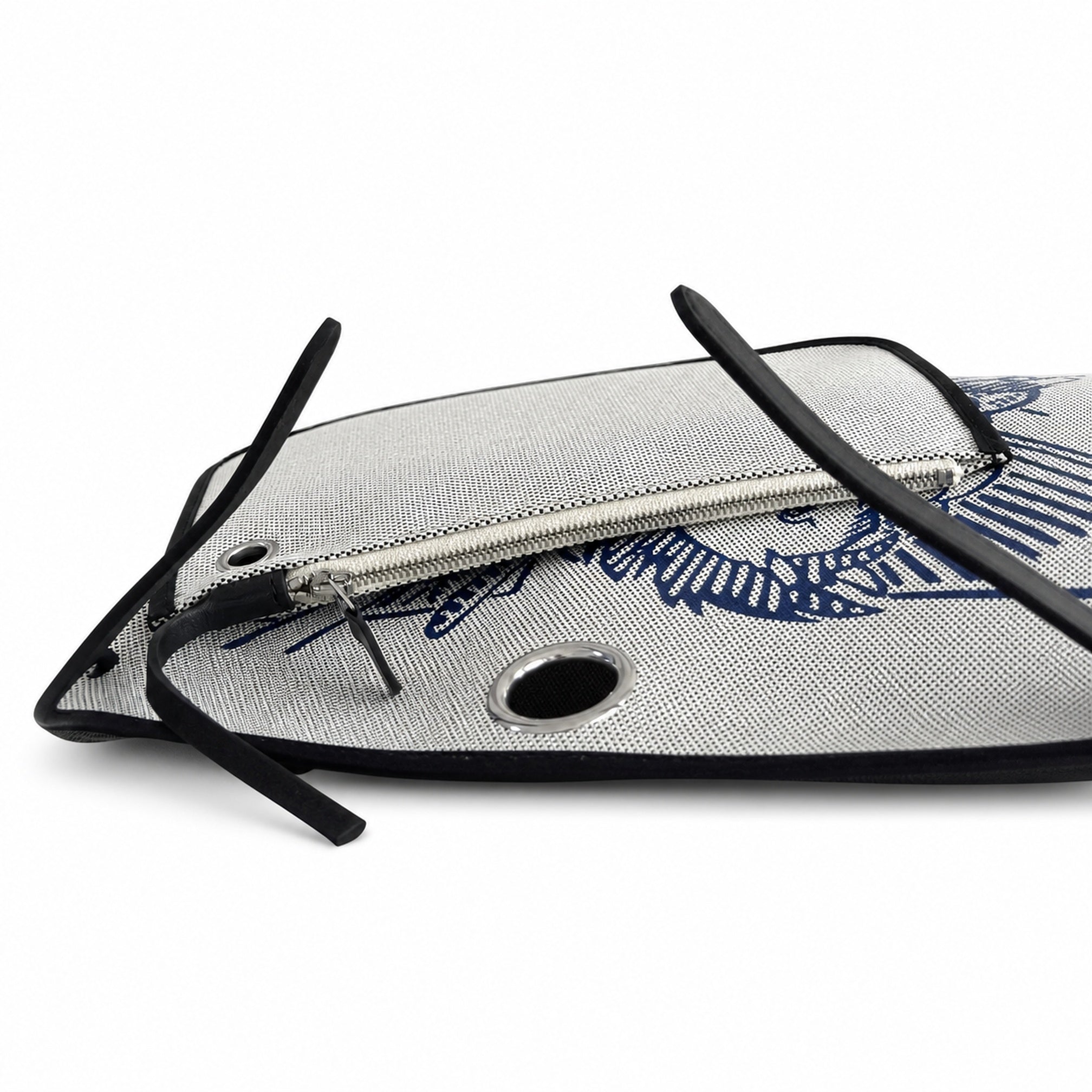 Hermers' popular herbag 31cm is designed to be inspired by saddle bags. The body of the bag is made of canvas, and the inseam, shoulder straps and handle are made of leather. The appearance is very si