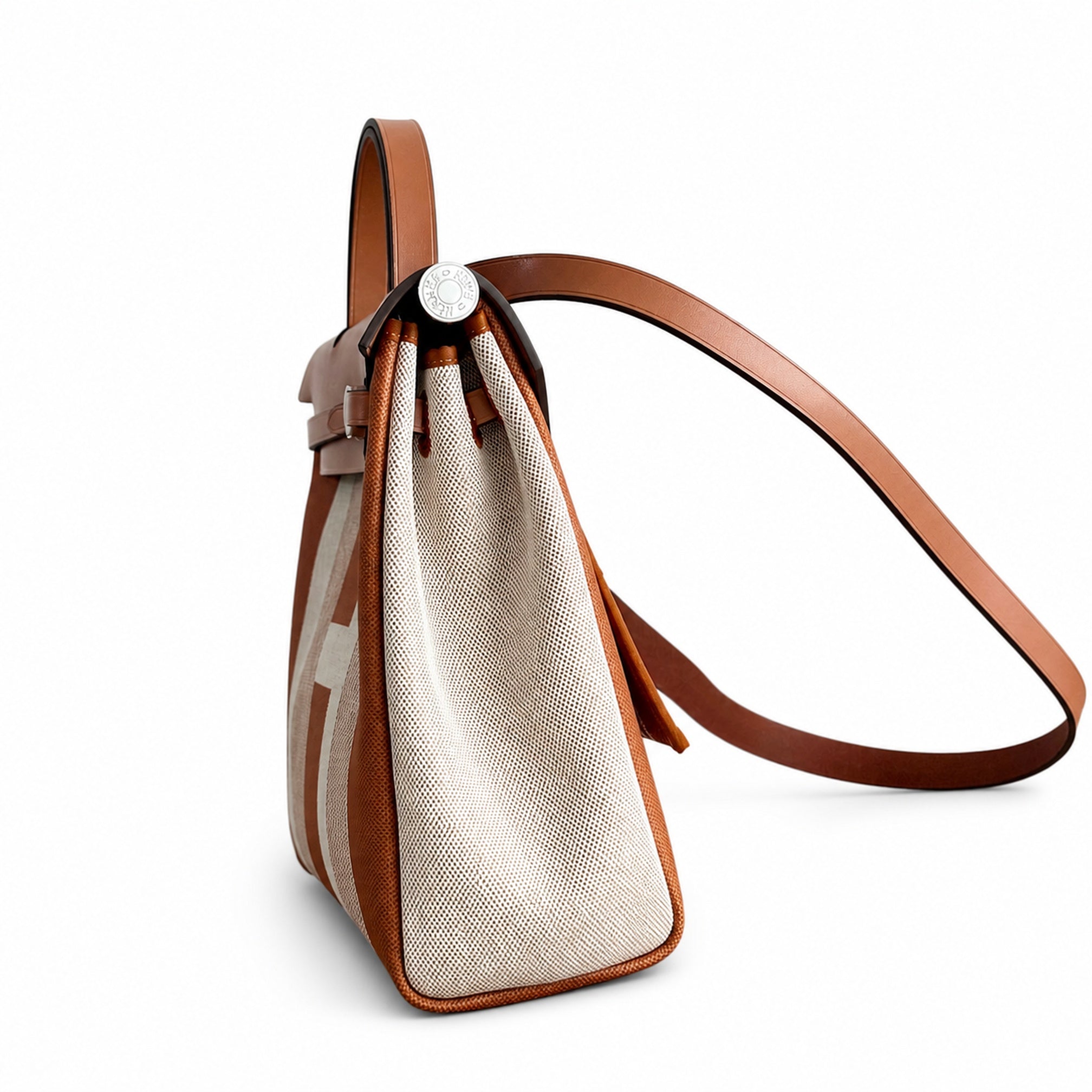 Hermers' popular herbag 31cm is designed to be inspired by saddle bags. The body of the bag is made of canvas, and the inseam, shoulder straps and handle are made of leather. The appearance is very si