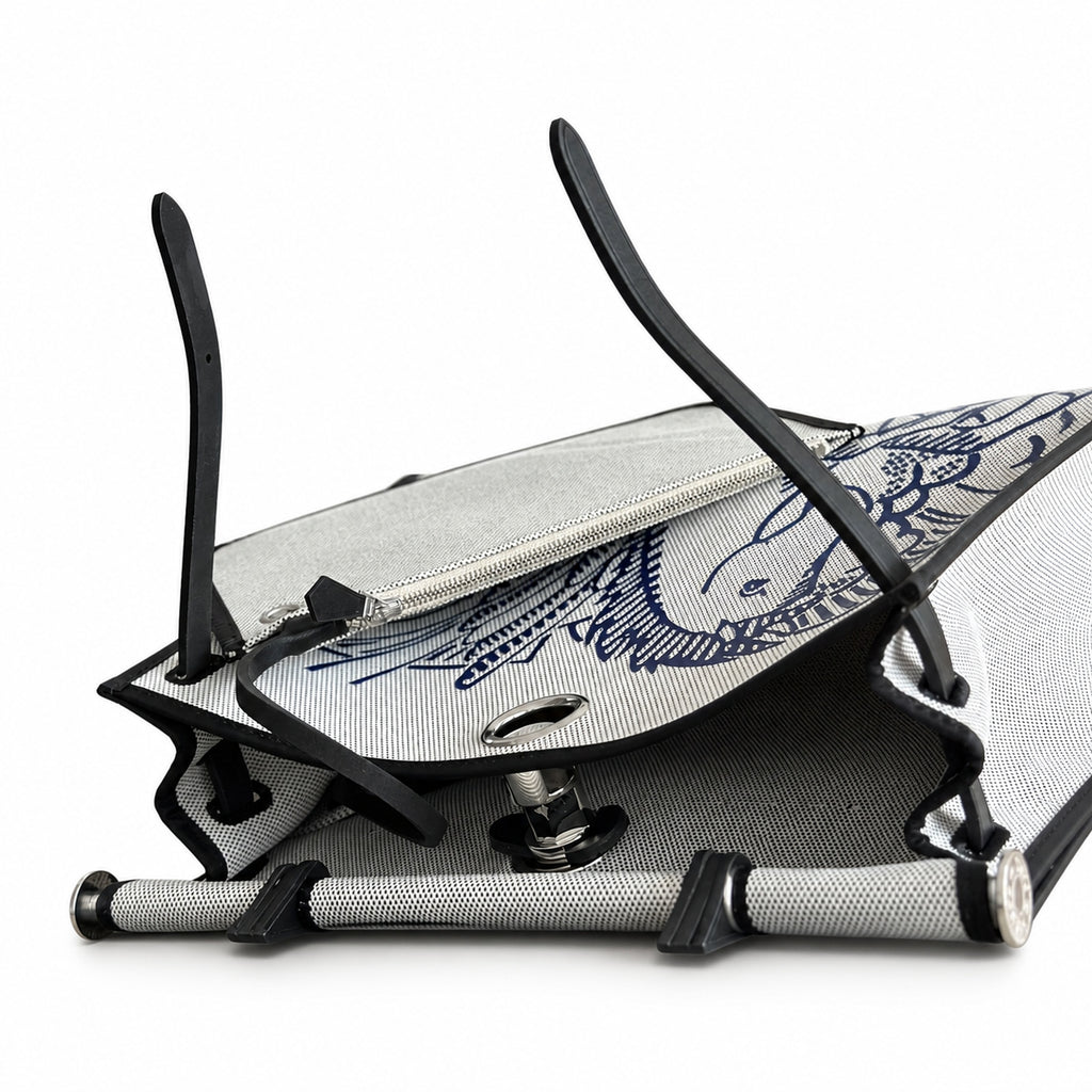 Hermers' popular herbag 31cm is designed to be inspired by saddle bags. The body of the bag is made of canvas, and the outer seams, shoulder straps and handbags are made of leather. The appearance is