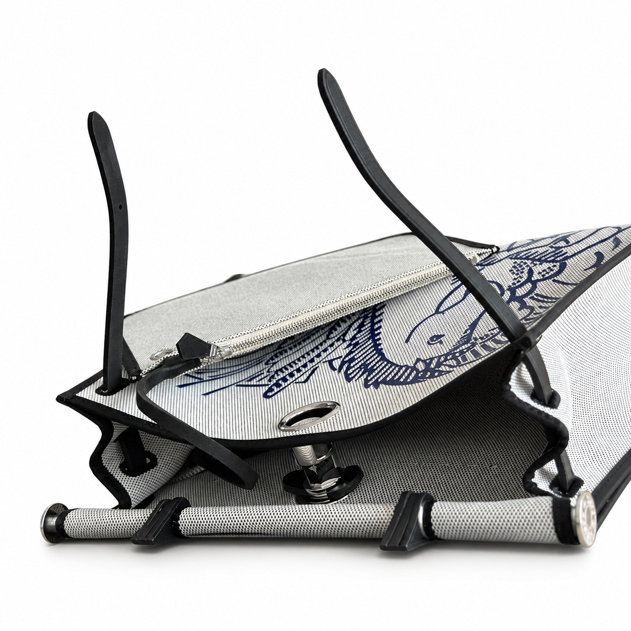 Hermers' popular herbag 31cm is designed to be inspired by saddle bags. The body of the bag is made of canvas, and the outer seams, shoulder straps and handbags are made of leather. The appearance is