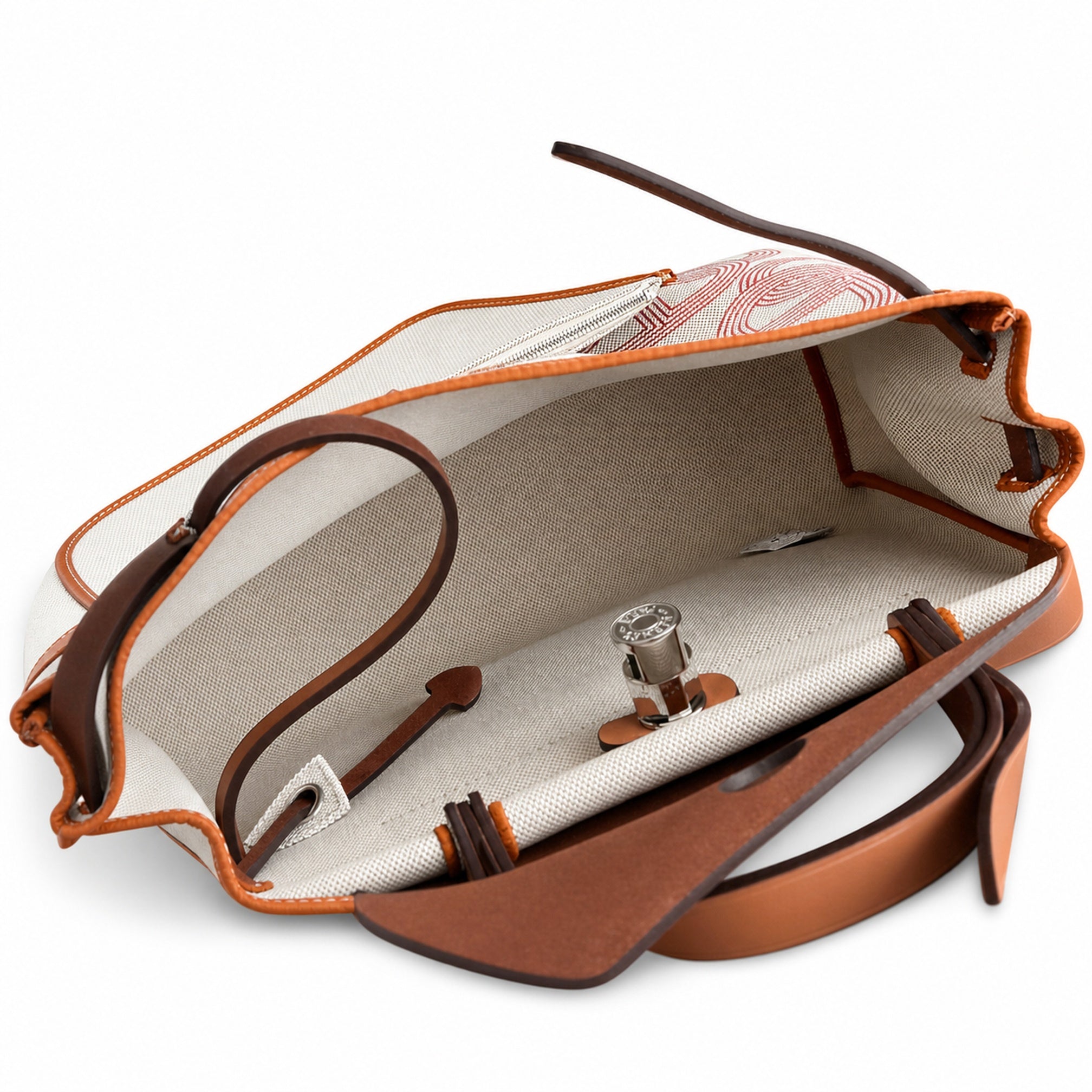 Hermers' popular herbag 31cm is designed to be inspired by saddle bags. The body of the bag is made of canvas, and the inseam, shoulder straps and handle are made of leather. The appearance is very si