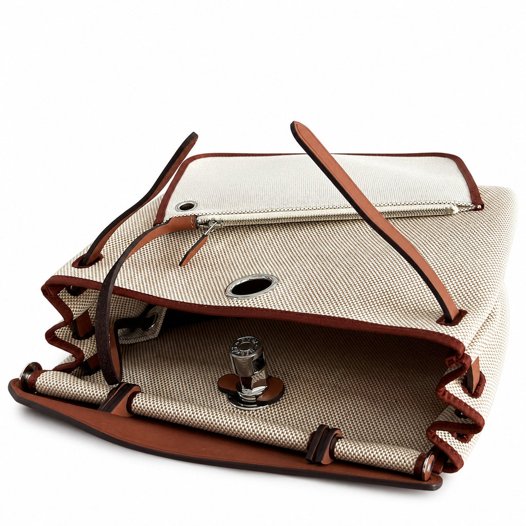 Hermers' popular herbag 31cm is designed to be inspired by saddle bags. The body of the bag is made of canvas, and the inseam, shoulder straps and handle are made of leather. The appearance is very si
