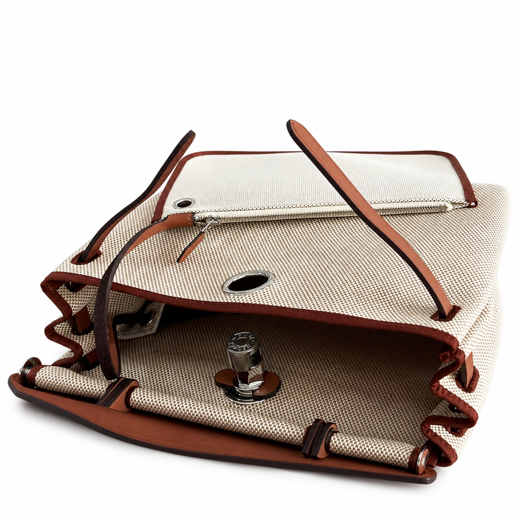 Hermers' popular herbag 31cm is designed to be inspired by saddle bags. The body of the bag is made of canvas, and the inseam, shoulder straps and handle are made of leather. The appearance is very si