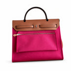 Hermers' popular herbag 31cm is designed to be inspired by saddle bags. The body of the bag is made of canvas, and the outer seams, shoulder straps and handbags are made of leather. The appearance is