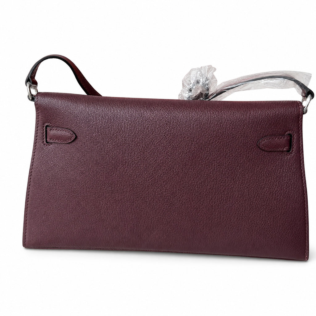 Hermès’ new armpit bag is here. A new member has been added to the Kelly family. Just looking at the online picture, I’m so excited. The first look at the real thing feels like an enlarged version of