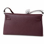 Hermès’ new armpit bag is here. A new member has been added to the Kelly family. Just looking at the online picture, I’m so excited. The first look at the real thing feels like an enlarged version of