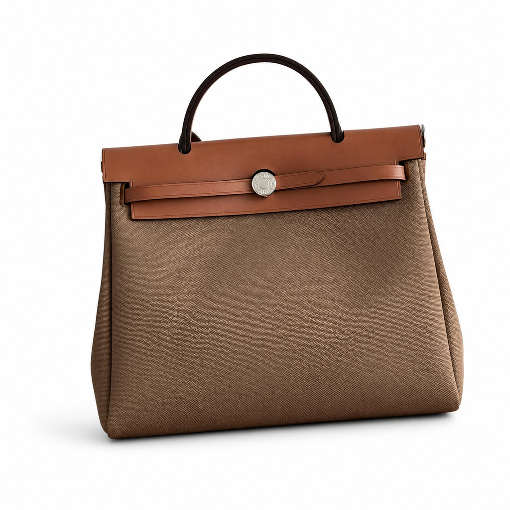 Hermers' popular herbag 31cm is designed to be inspired by saddle bags. The body of the bag is made of canvas, and the inseam, shoulder straps and handle are made of leather. The appearance is very si