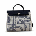 Hermers' popular herbag 31cm is designed to be inspired by saddle bags. The body of the bag is made of canvas, and the inseam, shoulder straps and handle are made of leather. The appearance is very si