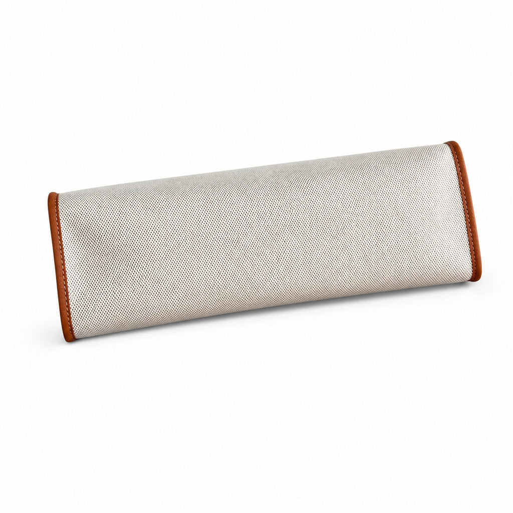 Hermers' popular herbag 31cm is designed to be inspired by saddle bags. The body of the bag is made of canvas, and the outer seams, shoulder straps and handbags are made of leather. The appearance is