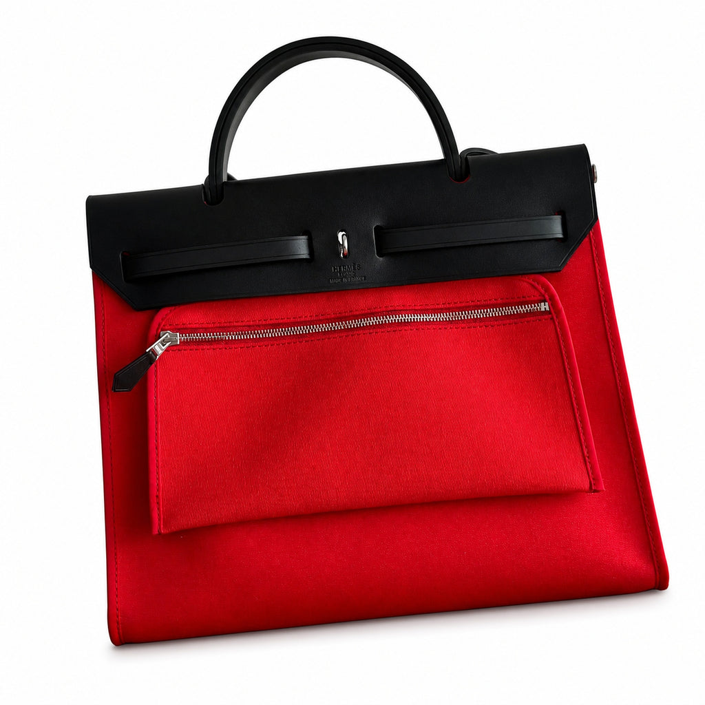 Hermers' popular herbag 31cm is designed to be inspired by saddle bags. The body of the bag is made of canvas, and the outer seams, shoulder straps and handbags are made of leather. The appearance is