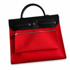 Hermers' popular herbag 31cm is designed to be inspired by saddle bags. The body of the bag is made of canvas, and the outer seams, shoulder straps and handbags are made of leather. The appearance is