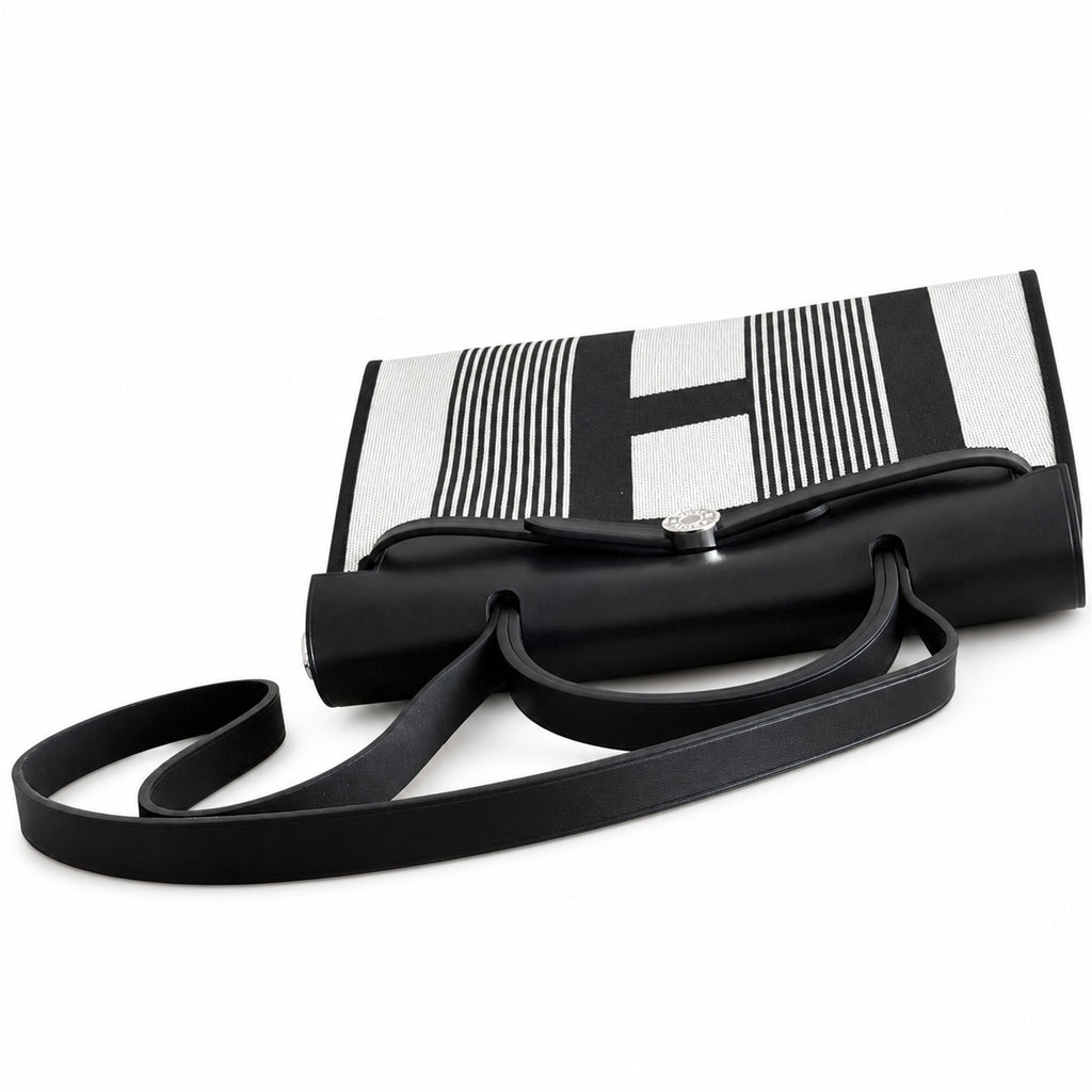 Hermers' popular herbag 31cm is designed to be inspired by saddle bags. The body of the bag is made of canvas, and the outer seams, shoulder straps and handbags are made of leather. The appearance is