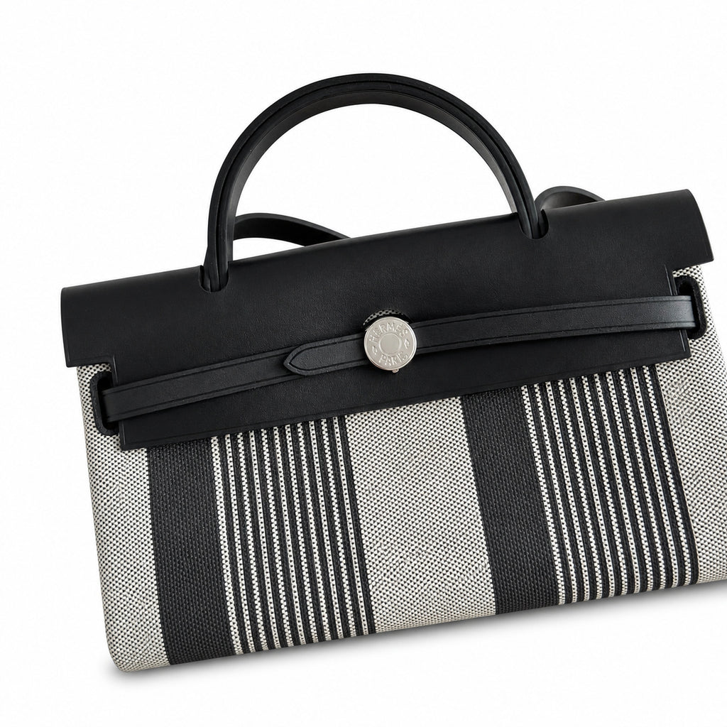 Hermers' popular herbag 31cm is designed to be inspired by saddle bags. The body of the bag is made of canvas, and the inseam, shoulder straps and handle are made of leather. The appearance is very si