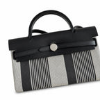 Hermers' popular herbag 31cm is designed to be inspired by saddle bags. The body of the bag is made of canvas, and the inseam, shoulder straps and handle are made of leather. The appearance is very si