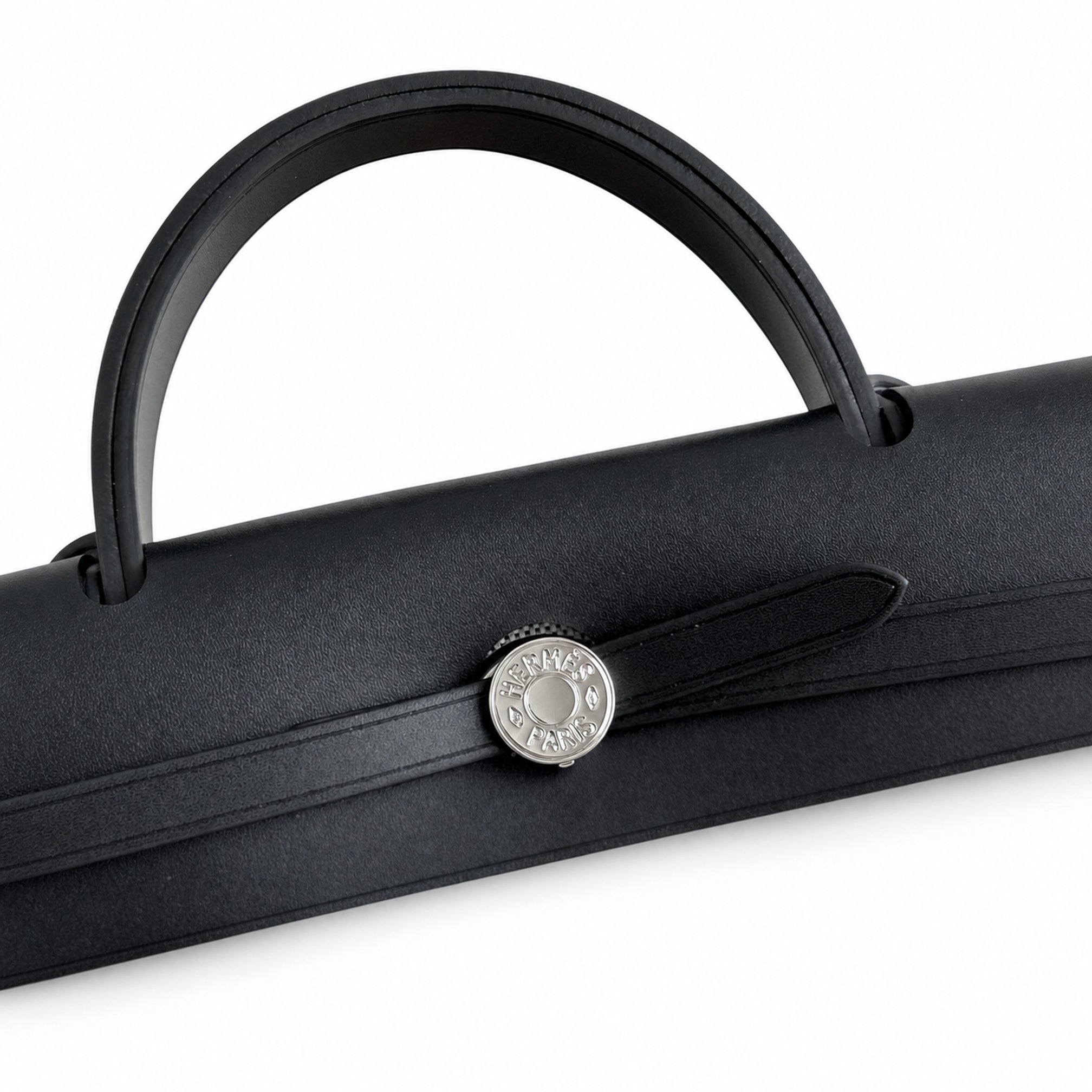Hermers' popular herbag 31cm is designed to be inspired by saddle bags. The body of the bag is made of canvas and has outer seams. The shoulder straps and handbags are made of leather and look similar