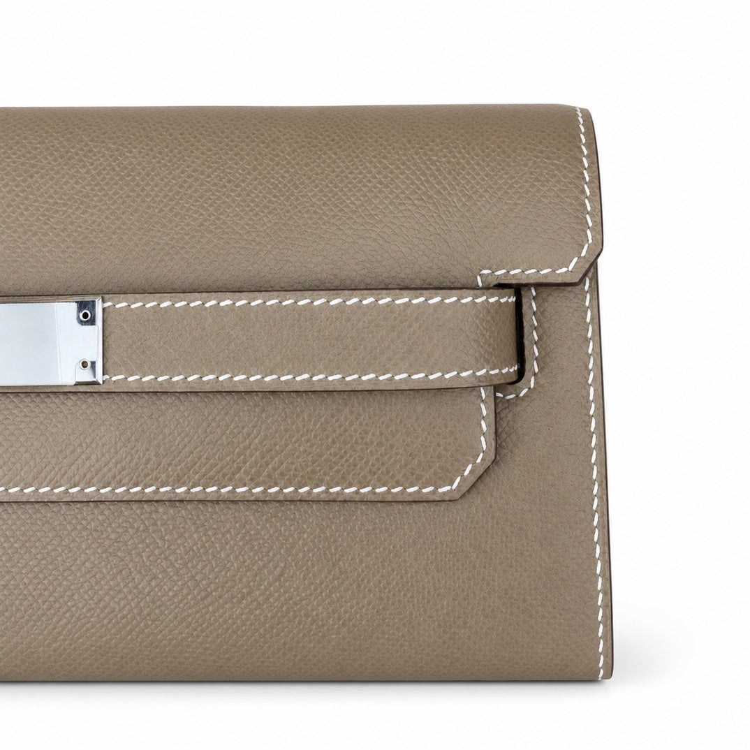Kelly Depeches 25cm Epsom leather, 18 elephant gray, silver buckle, the most in-class men's handbag Depeches25. This leather is really unique. When paired with a shoulder strap, it instantly transform