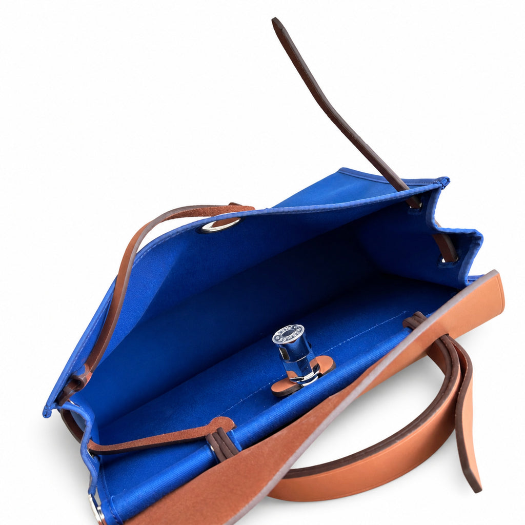 Hermers' popular herbag 31cm is designed to be inspired by saddle bags. The body of the bag is made of canvas, and the outer seams, shoulder straps and handbags are made of leather. The appearance is